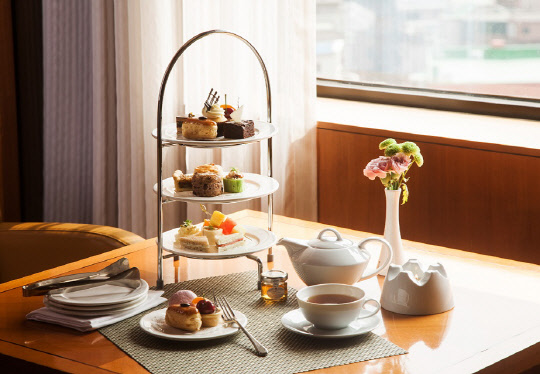 그랜드 앰배서더 서울 어소시에이티드 위드 풀만의 로비라운지 & 델리가 청명한 가을 오후의 여유로운 티 타임을 즐길 수 있는 '애프터눈 티 세트'를 선보인다. 오후 1시부터 5시까지 내놓는다. 올 연말까지 운영한다. 그랜드 앰배서더 서울 어소시에이티드 위드 풀만 제공